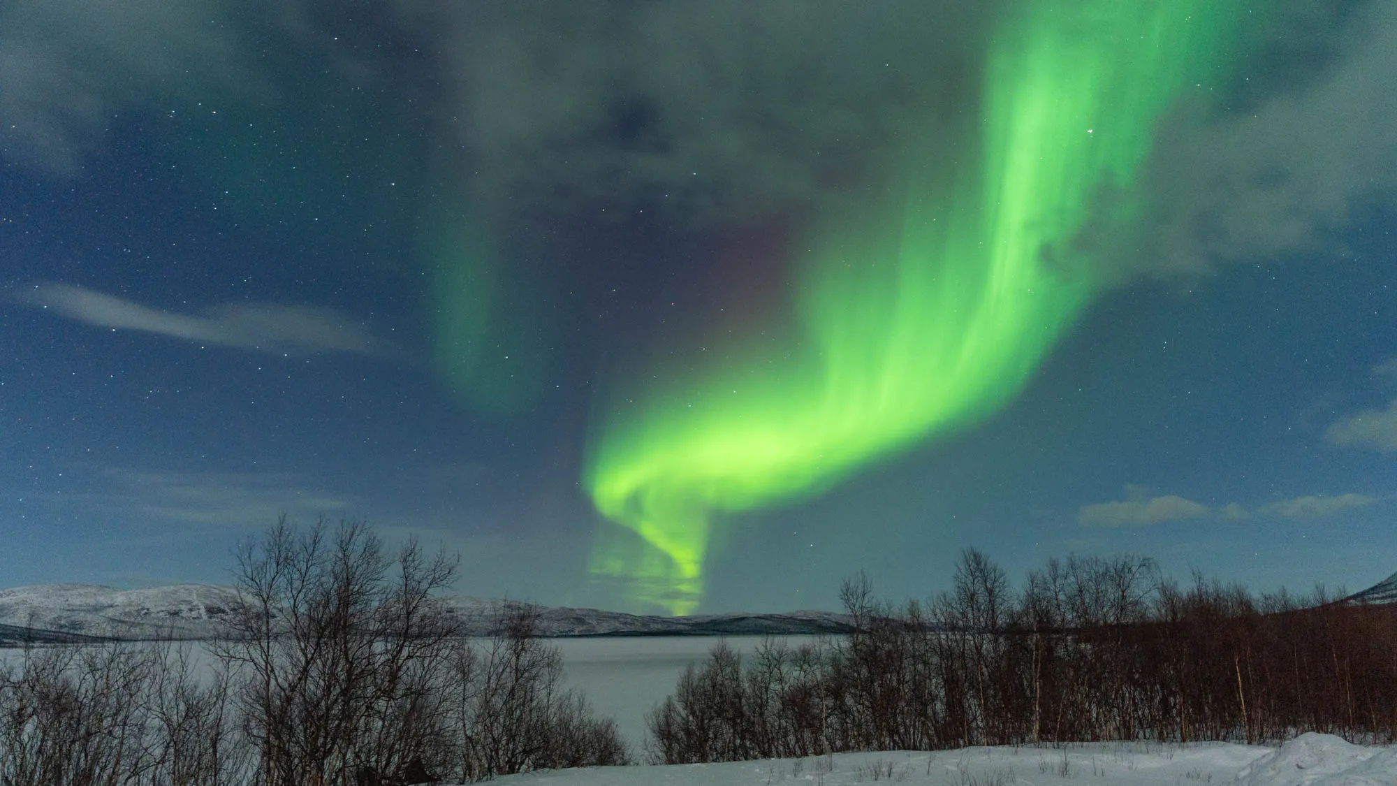 stronger streak over the same mountain range as before